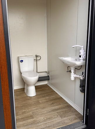 Contenedor Sanitario 3 Cabinas – WC, Lavabo y Calentador Integrados para Obras y Eventos
