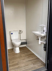 Contenedor Sanitario 3 Cabinas – WC, Lavabo y Calentador Integrados para Obras y Eventos